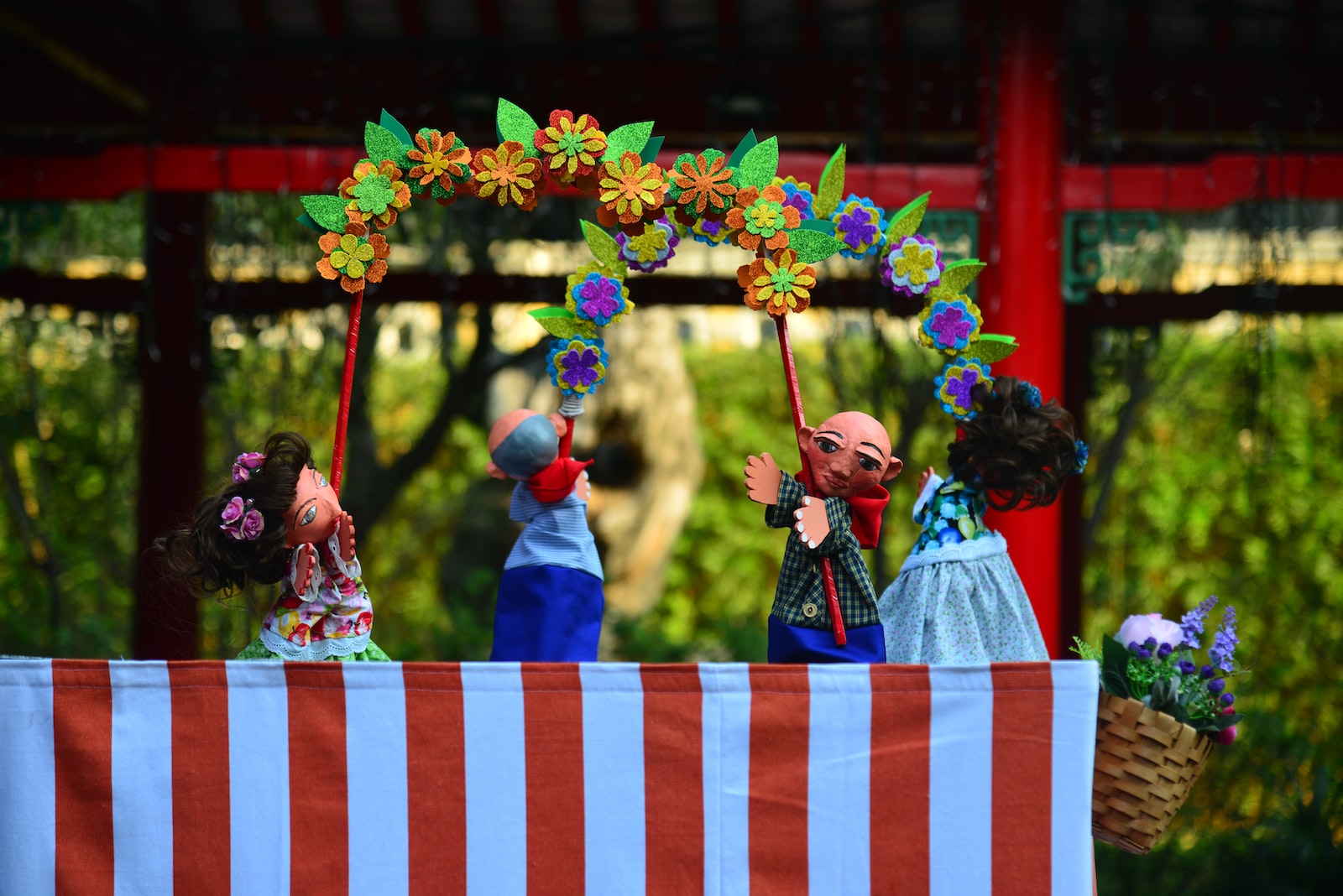 use puppets for educational purposes