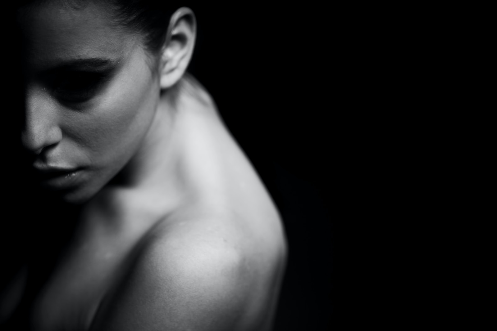 How does one determine the cause of shoulder pain using anatomy?