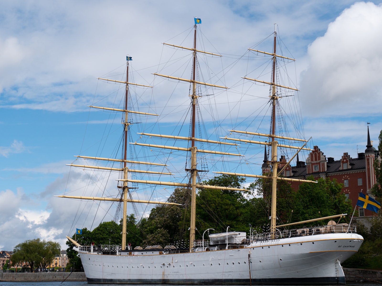 How does one build a ship with modern composite materials?